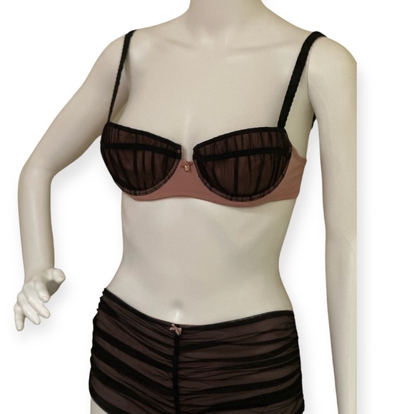 Vintag Moschino Rose & Black Lace Unwire Bra Set with Gilded Gold "Heart" Accent - Picture 7 of 10